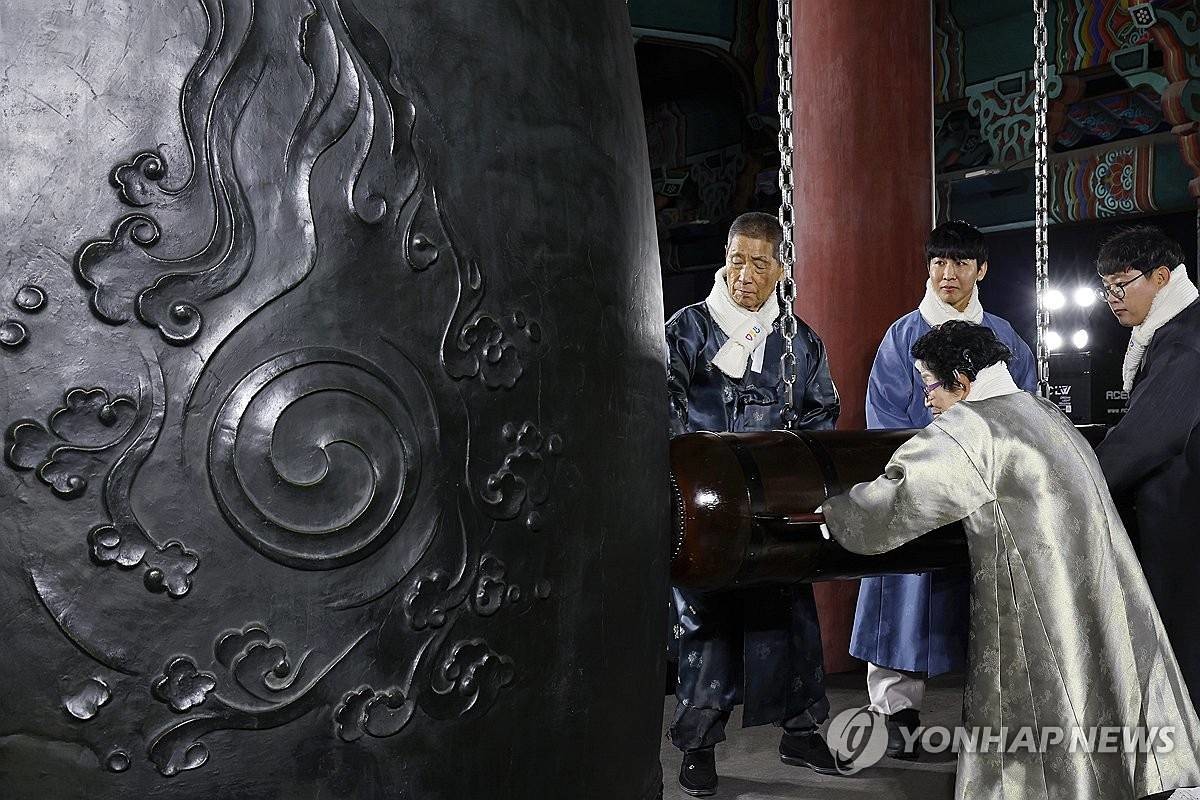 타종하는 시민대표들 / 연합뉴스