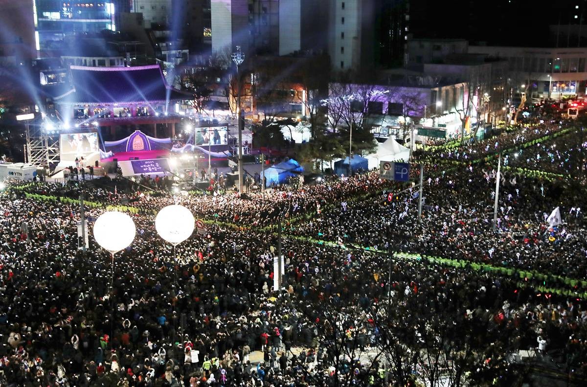 제야의종 타종행사를 찾은 시민들이 새해를 맞이하고 있다 / 뉴스1