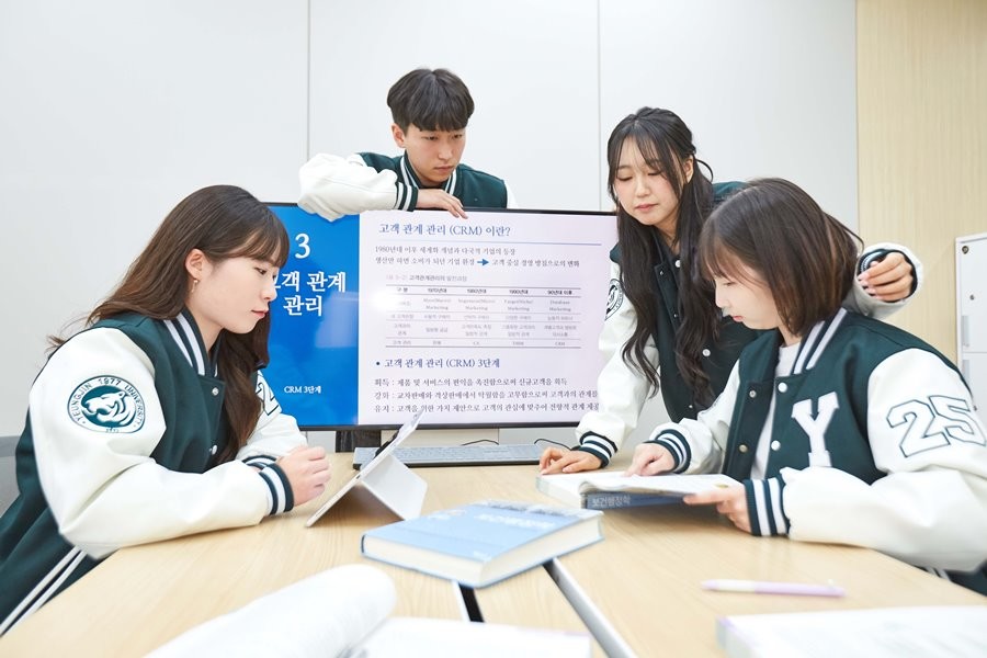 영진전문대학교 보건의료행정과 학생들이 병원 마케팅 수업에 참여하고 있다.  / 영진전문대 제공