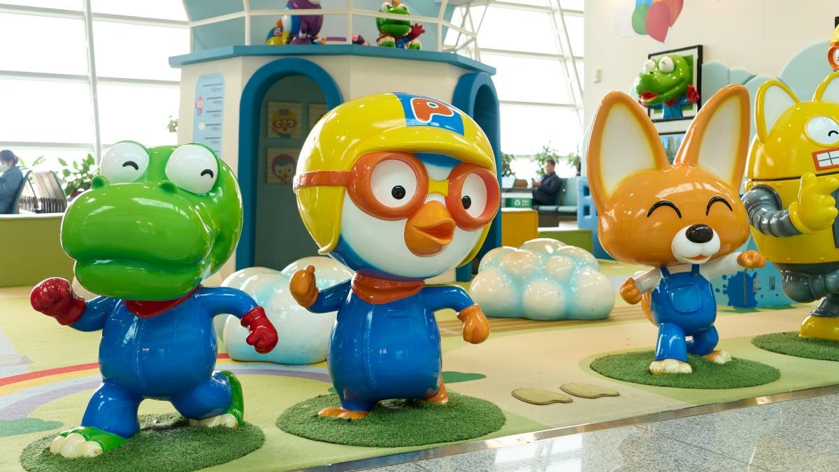 인천국제공항 출국장에 전시된 뽀로로와 친구들의 캐릭터. / SUDONG KIM-shutterstock.com