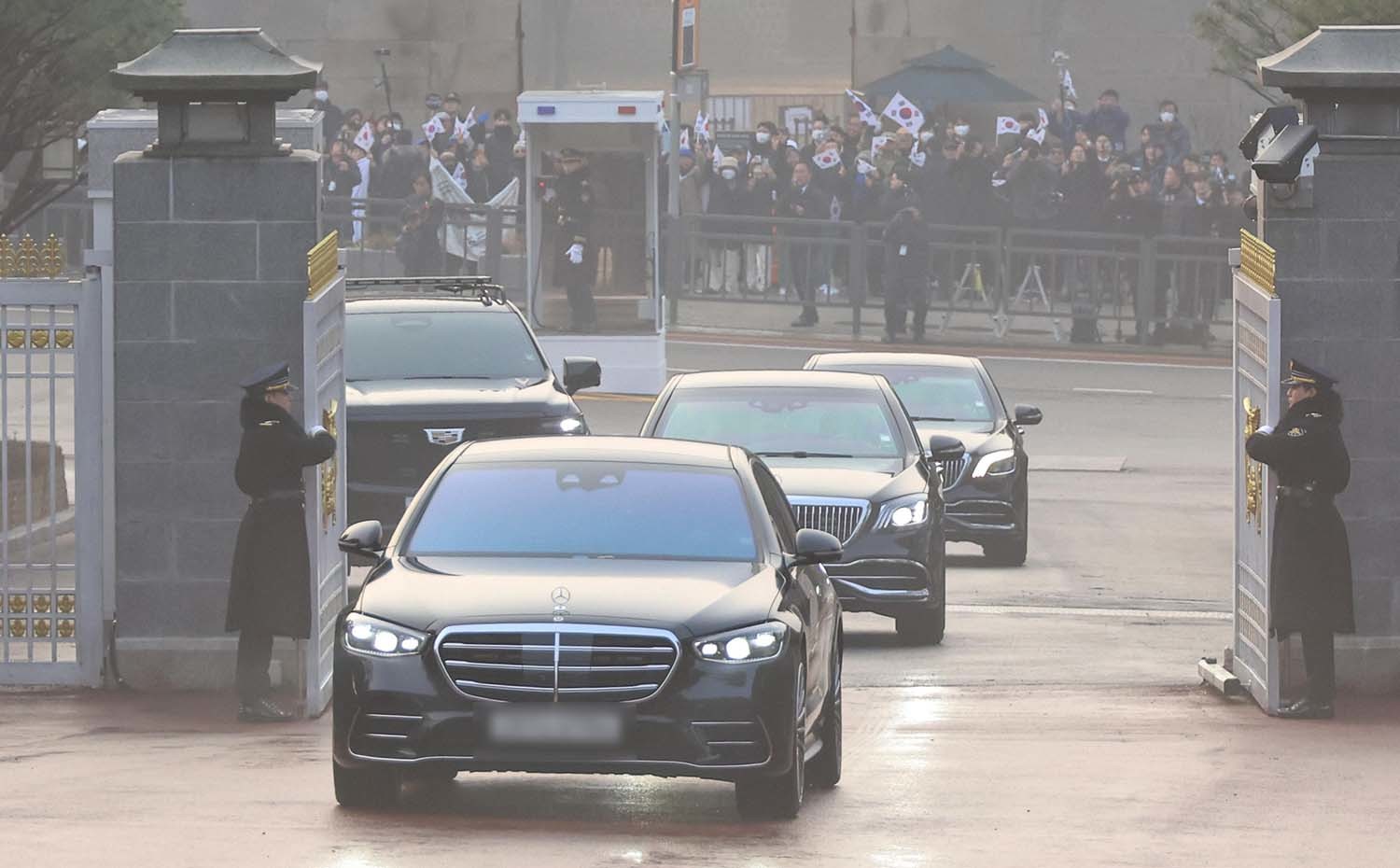 이재명 대통령의 차량이 29일 오전 청와대 정문을 통과하고 있다. 윤석열 전 대통령이 청와대를 떠난 지 약 '3년 7개월' 만에 다시 청와대 시대가 열렸다. / 뉴스1(청와대통신사진기자단)
