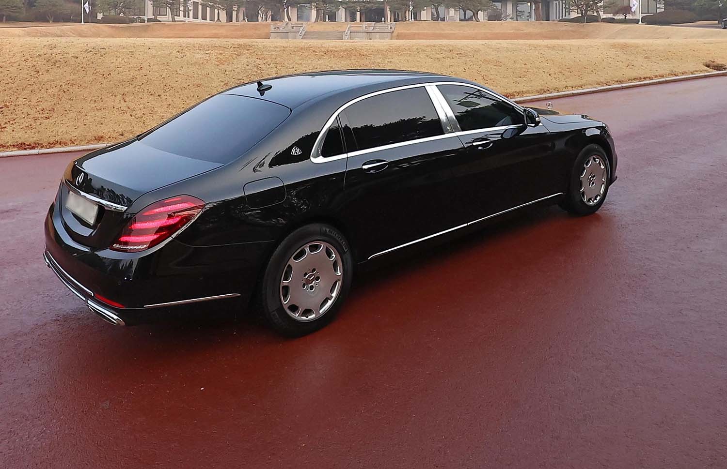 이재명 대통령의 차량이 29일 오전 청와대 정문을 통과하고 있다. 윤석열 전 대통령이 청와대를 떠난 지 약 '3년 7개월' 만에 다시 청와대 시대가 열렸다. / 뉴스1(청와대통신사진기자단)