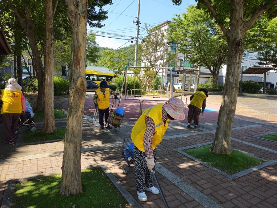 대구 달성군 노인일자리사업에 참여 중인 어르신들이 환경미화 활동에 참여하고 있다. / 대구 달성군 제공