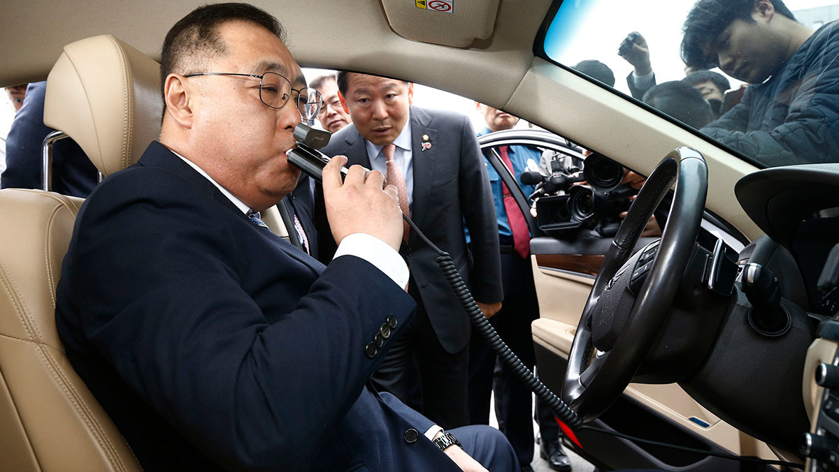 음주운전 방지장치의 시연 모습. / 뉴스1