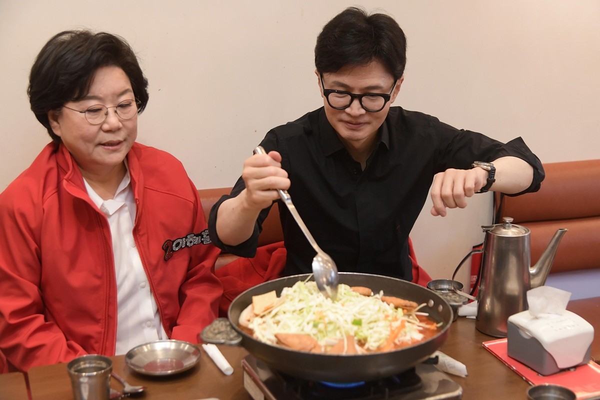 지난해 4월 총선을 앞둔 3월 25일 당시 한동훈 국민의힘 총괄선거대책위원장이 서울 중구 신당동 떡볶이타운의 한 식당을 이혜훈 국민의힘 중·성동구을 후보와 함께 찾은 모습. / 뉴스1