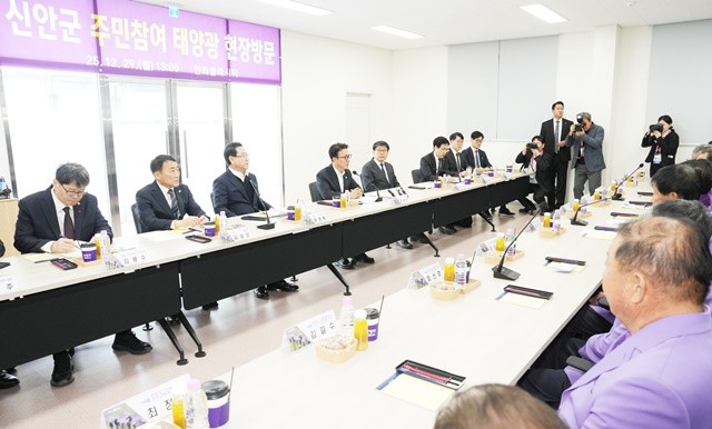 김민석 국무총리와 김영록 전라남도지사가 29일 신안 안좌솔라시티 태양광 발전단지를 방문해 관계자들과 간담회를 갖고 있다.