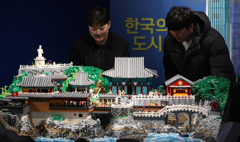 부산 해운대구 씨라이프 부산 아쿠아리움에서 레고 작품으로 꾸며진 '브릭맨 시티즈' 상설 전시가 열리던 때. 세계적인 레고 아티스트 라이언 맥노트가 이끄는 레고 전문가들이 2600여 시간을 들여 완성한 이 전시는 뉴욕, 런던, 도쿄, 시드니, 두바이 등 28개의 전 세계 주요 도시들의 상직적인 건축물인 랜드마크 와 명소들을 레고로 축소 제작했다. / 뉴스1