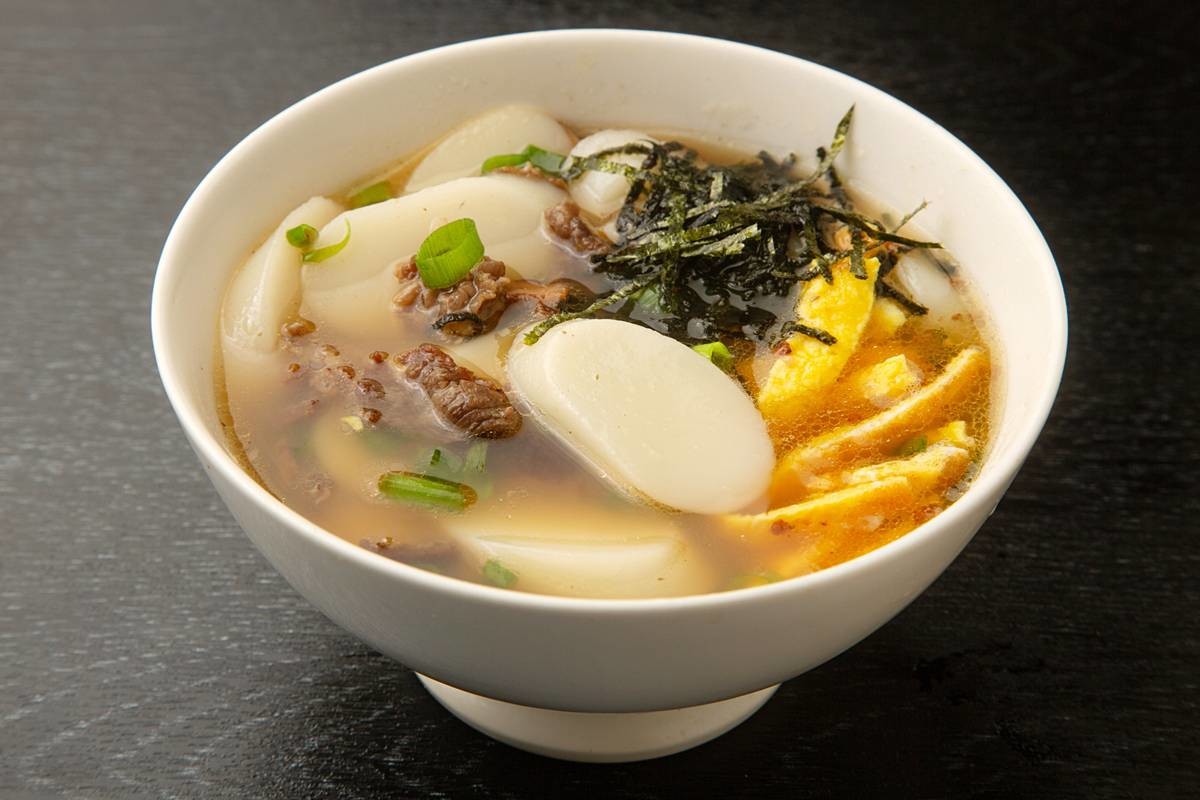 떡 해동이 중요한 떡국 / sasazawa-Shutterstock.com