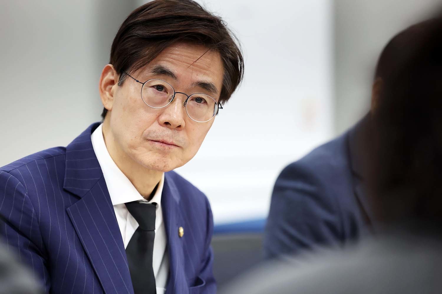 만약 이 후보자에 이어 조 의원까지 내각에 합류한다면 국민의힘에 미칠 충격파는 가늠하기조차 힘들 수도 있다. 당장 최다선 중진이자 당의 정신적 지주 역할을 해야 할 인물이 당과 등을 돌리는 상황은 국민의힘 입장에서 단순한 인재 유출을 넘어 '보수 궤멸'의 위기로 받아들여질 수 있다. 특히 당 지도부가 이 후보자를 향해 '배신행위'라며 강력한 징계 카드를 꺼내 든 가운데 6선의 조 의원까지 이탈할 경우 당내 리더십은 뿌리째 흔들릴 가능성이 크다. 이는 보수 진영 내부의 분열을 가속화함과 동시에 재명 정부의 '통합 내각' 프레임에 야권이 완전히 주도권을 내주게 되는 결정적 계기가 될 수 있다. / 뉴스1