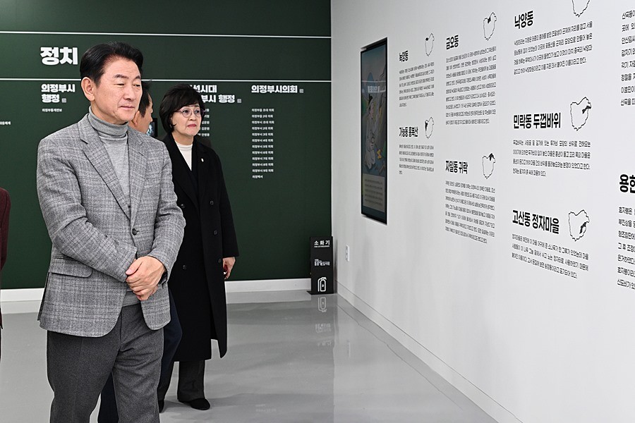 김동근 시장이 12월 29일 의정부기록공유관 개관식에서 내부를 둘러보고 있다