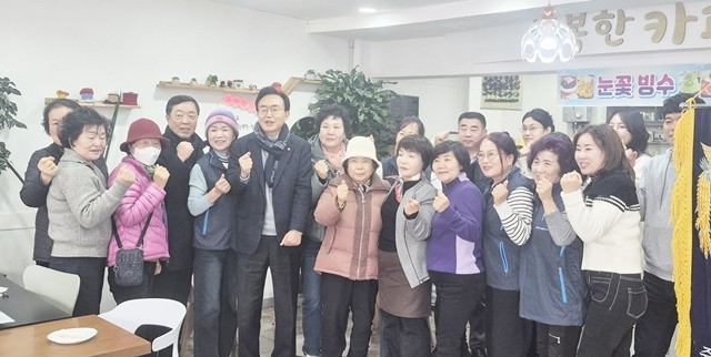 MG나주새마을금고와 MG나주금성산악회가 공동으로 일일 찻집을 운영해 마련한 수익금을 성북동에 기탁했다