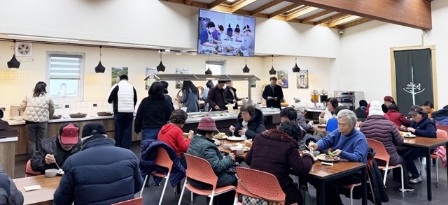 지난 26일 순천로컬푸드㈜는 ‘농가밥상 여미락’에서 주암댐노인복지관 어르신들을 초청해 식사 나눔 행사를 진행했다