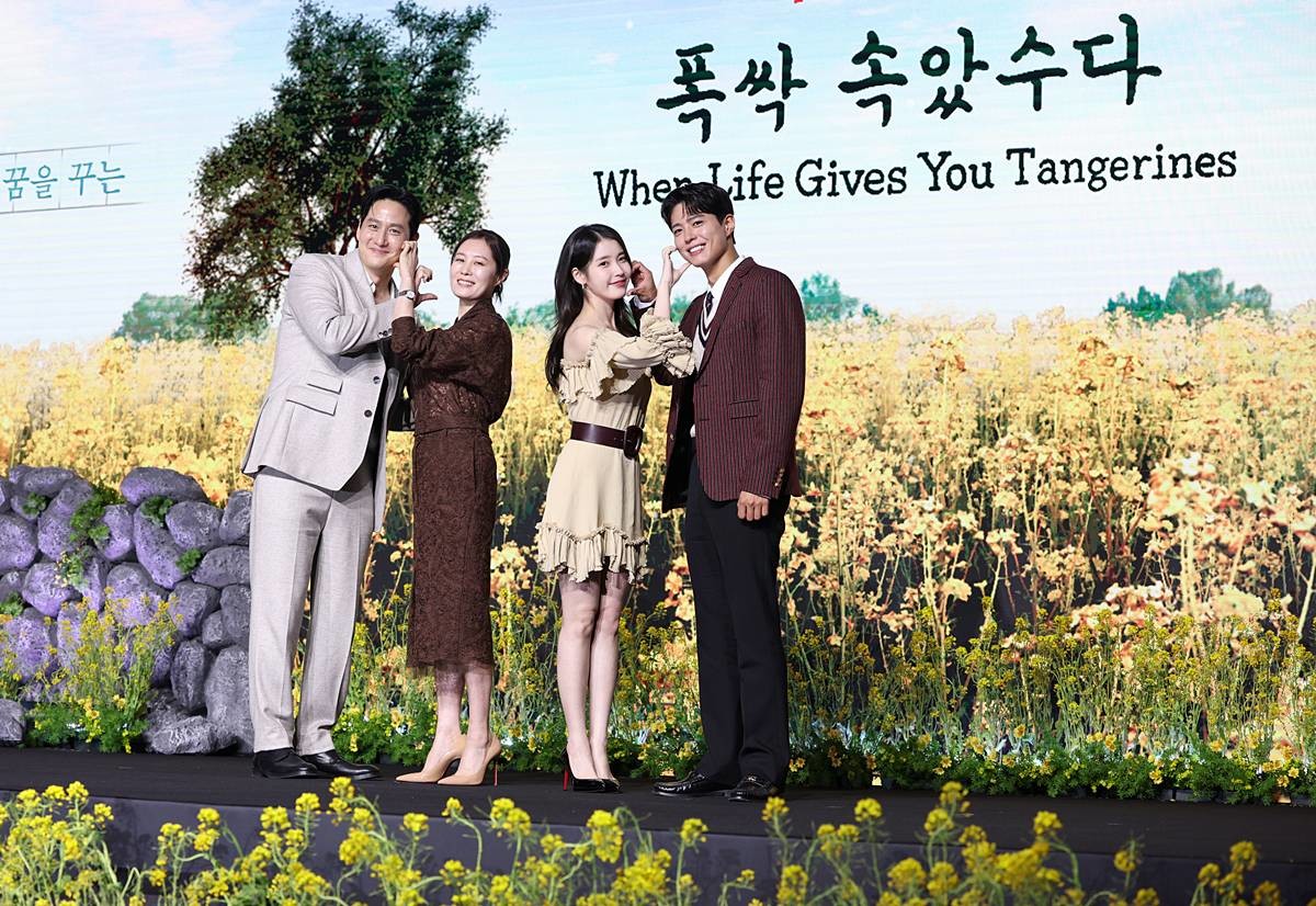 배우 박해준(왼쪽부터)과 문소리, 아이유, 박보검이 지난 3월 5일 서울 영등포구 콘래드 서울 호텔에서 열린 넷플릭스 시리즈 '폭싹 속았수다' 제작발표회에서 포즈를 취하고 있다 / 뉴스1