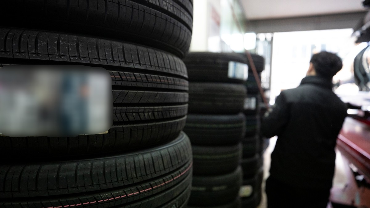 한 타이어교체 전문점에 타이어 제품들이 놓여있다. 기사의 이해를 돕기 위한 사진 / 뉴스1