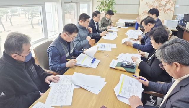 김영문 문화경제부시장이 29일 시청에서 관계 공무원들과 함께 2026년도 국비 확보 사업들을 중심으로 광주시 핵심 사업의 추진 상황과 전략을 점검하고 있다. /광주광역시 제공