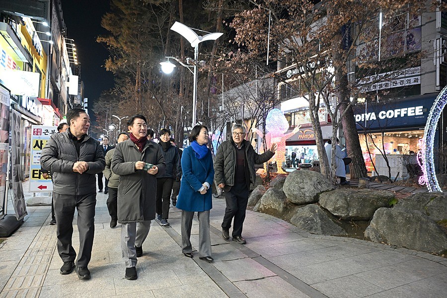 김동근 시장이 12월 24일 ‘제1회 행복로 통큰세일 및 빛 축제’ 현장을 둘러보고 있다