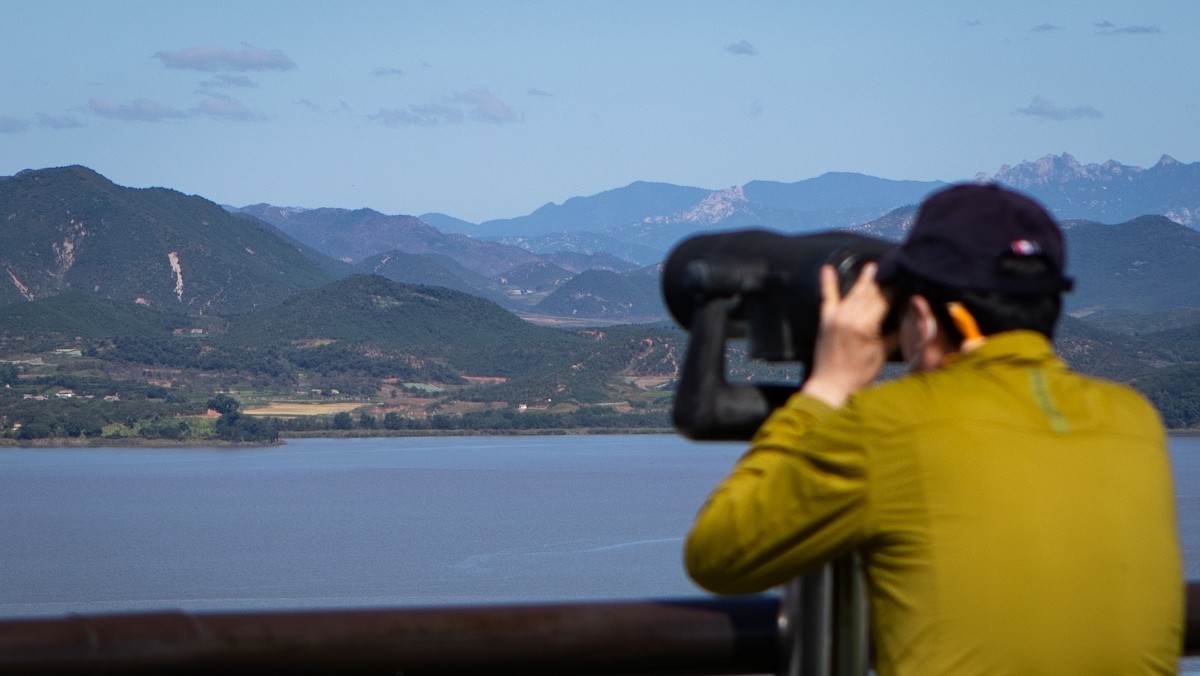 경기 파주 오두산통일전망대를 찾은 관람객들이 북한 개풍군 마을을 살펴보고 있다. 기사의 이해를 돕기 위한 사진 / 뉴스1
