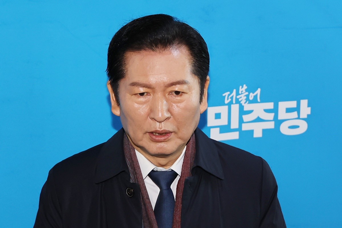 정청래 더불어민주당 대표가 30일 서울 여의도 국회에서 김병기 원내대표의 사퇴와 관련해 입장을 밝히고 있다.     정청래 대표는 '(오늘) 오후 1시에 긴급 최고위를 소집했다'라며 '원내지도부의 공백을 최소화하고 가급적 빠른 시간 안에 원내대표 선출 절차를 밟도록 하겠다'라고 말했다.     / 뉴스1