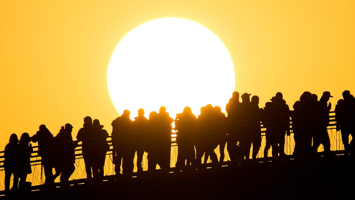 서울 영등포구 양화선착장에서 바라본 선유교 위로 새해 첫 해가 떠오르고 있다. 기사의 이해를 돕기 위한 사진 / 뉴스1