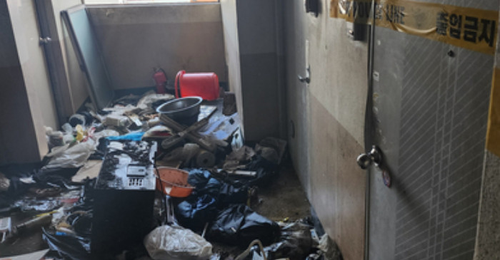 29일 오전 울산 남구 달동의 한 아파트 세대 앞에 폴리스라인이 설치돼 출입이 통제되고 있다. 지난 28일 오후 6시 56분쯤 이 아파트에서 발생한 화재로 저장 강박 증세를 보이던 70대 주민이 사망했다. 소방 당국은 쓰레기 정리와 함께 진화 작업을 벌인 끝에 약 7시간 45분 만에 불을 완전히 껐다. / 연합뉴스