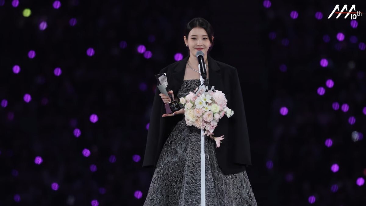 'AAA 2025'에서 올해의 배우상 수상한 아이유 / 유튜브 'ASIA ARTIST AWARDS'