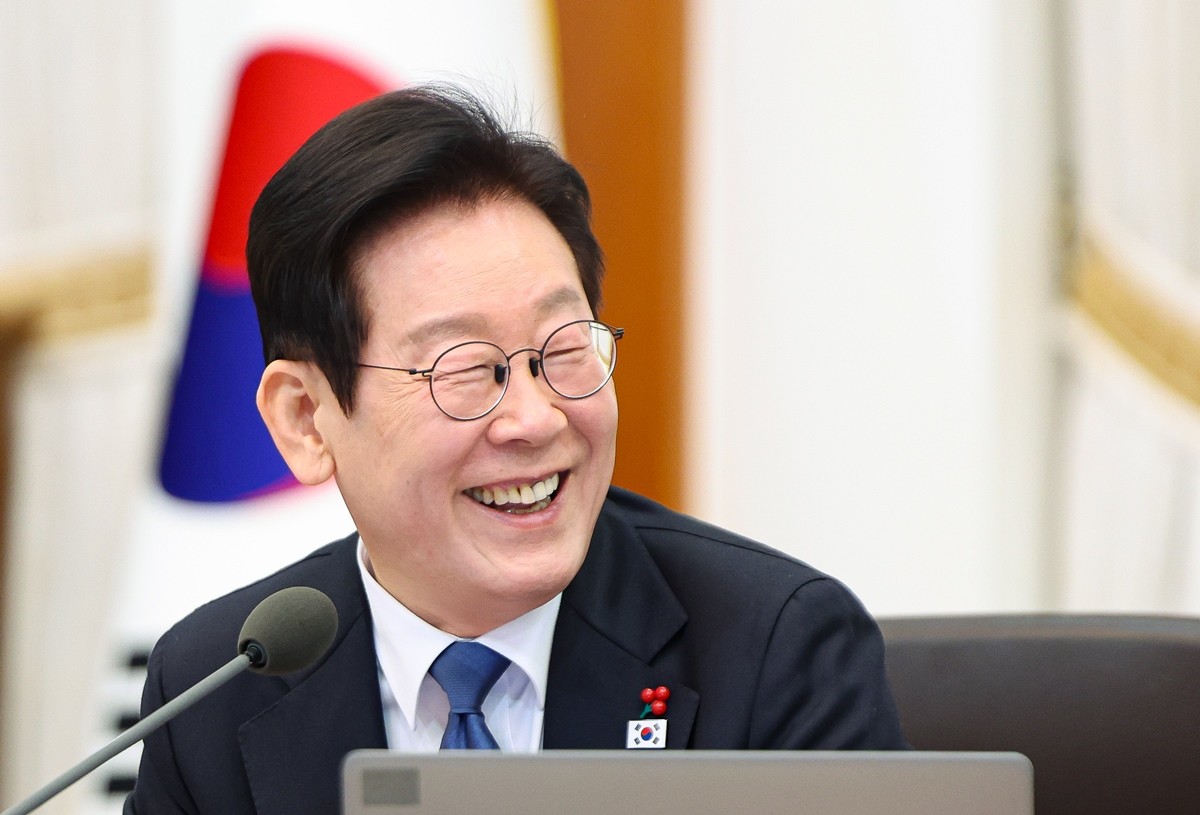 이재명 대통령이 30일 청와대에서 열린 국무회의에서 미소를 짓고 있는 모습 / 뉴스1