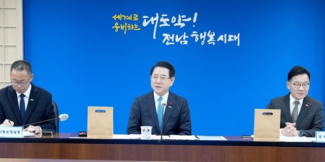 김영록 전라남도지사가 30일 도청 서재필실에서 실국장 정책회의를 주재하고 도정 현안에 대해 논의하고 있다.
