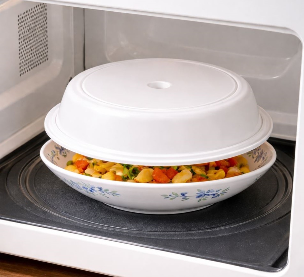 즉석밥 용기를 활용한 전자레인지용 가림 뚜껑 모습. 기사 이해를 돕기 위해 AI를 활용해 제작한 자료 사진입니다. 실제 모습과 다소 차이가 있을 수 있습니다.