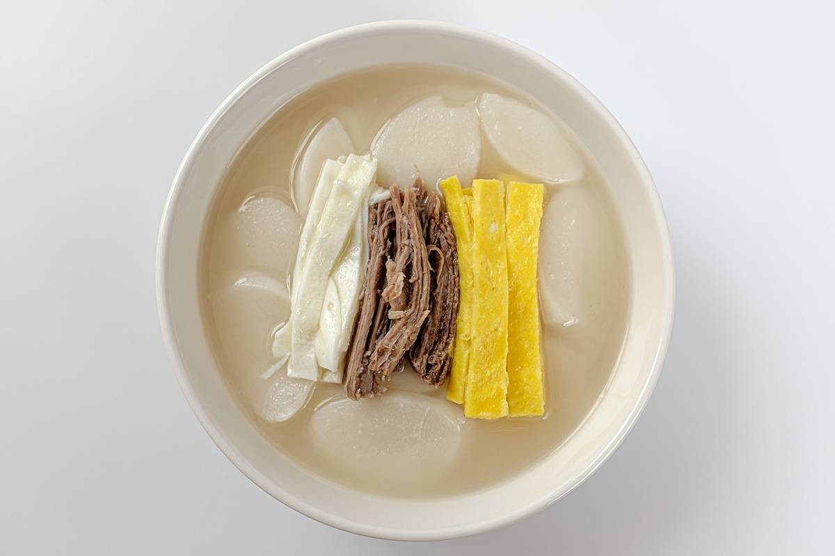 신정에 먹는 떡국 / SUNG MIN-Shutterstock.com