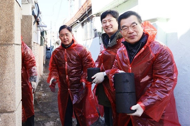 30일 북구 풍향동에서 우재준 국민의힘 청년최고위원, 하헌식 서구갑당협위원장, 김정현 광산구갑당협위원장 등이 연탄배달봉사를 하고 있다(사진제공 국민의힘 광주시당)