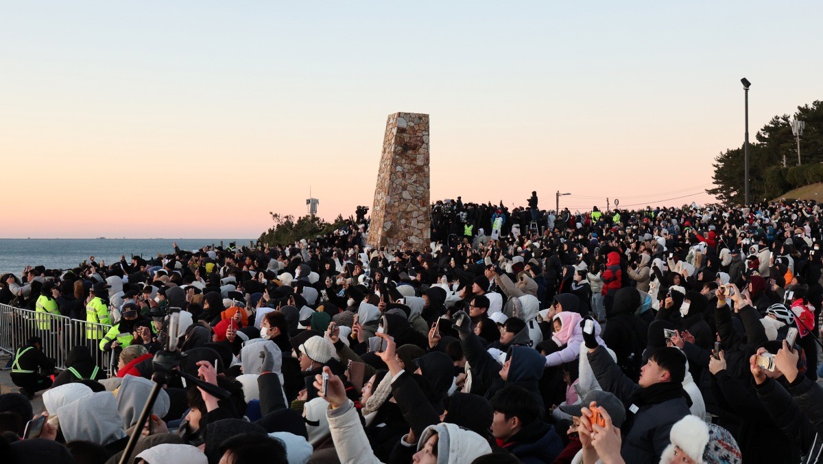 2025년 첫 일출 당시. 울산시 울주군 서생면 간절곶에서 해맞이객들이 일출을 기다리고 있다. / 연합뉴스