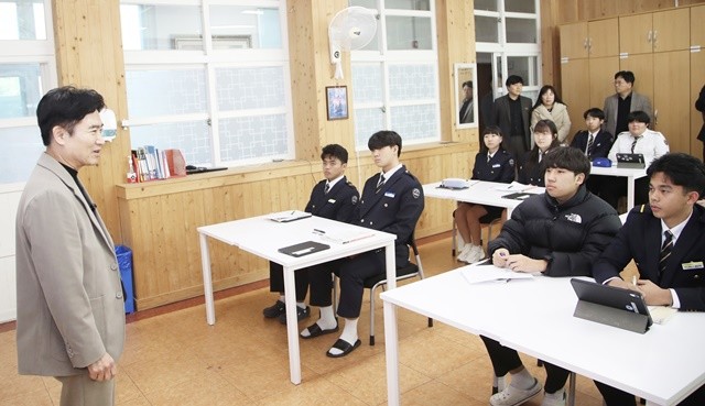 김대중 전라남도교육감이 30일 완도수산고등학교를 찾아 학생들에게 격려의 말을 전하고 있다.