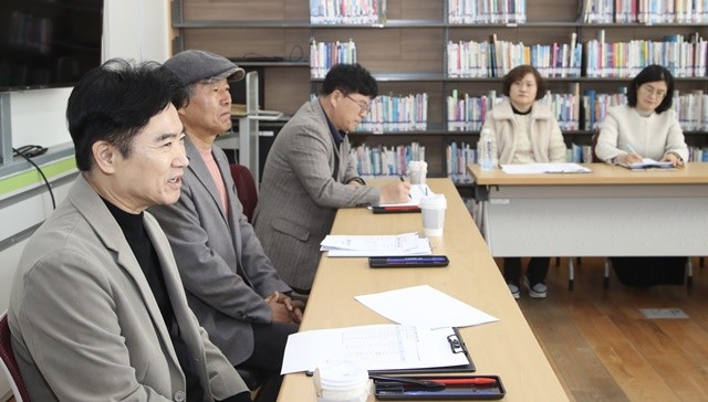 김대중 전라남도교육감과 청해초등학교 교육가족들이 독서인문교육 활성화 방안을 논의하고 있다.