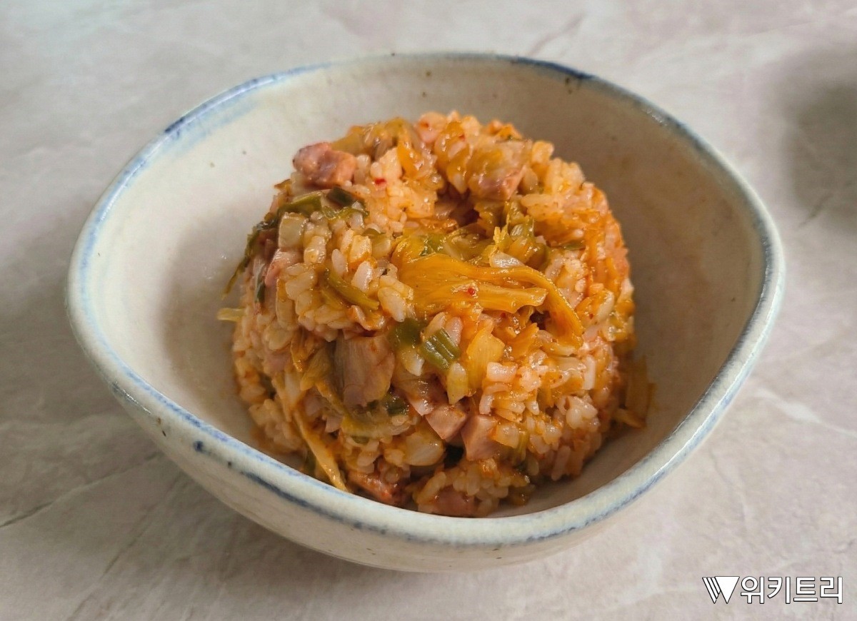 레시피를 바탕으로 실제 만든 김치볶음밥. 기호에 따라 스팸 등을 추가했다.