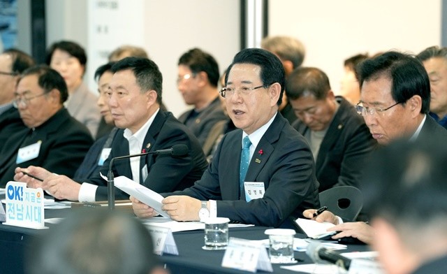 김영록 전라남도지사가 30일 진도향토문화회관에서 열린 ‘진도군 정책비전 투어’ 행사에서 인사말을 하고 있다.