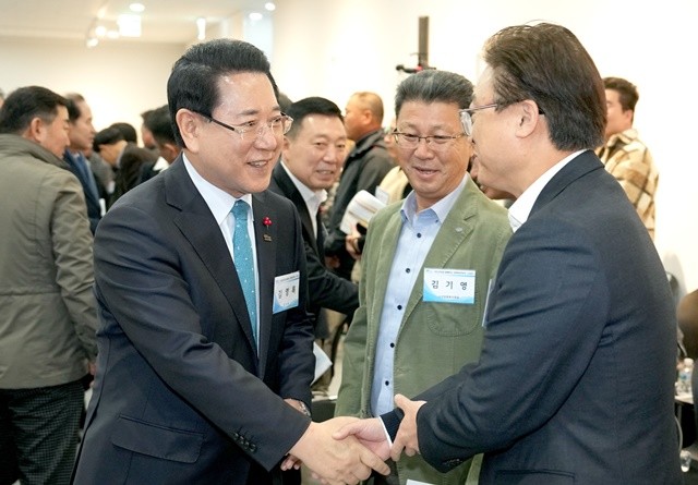 김영록 전라남도지사가 30일 진도향토문화회관에서 열린 ‘진도군 정책비전 투어’ 행사에서 참석자들과 인사를 나누고 있다.