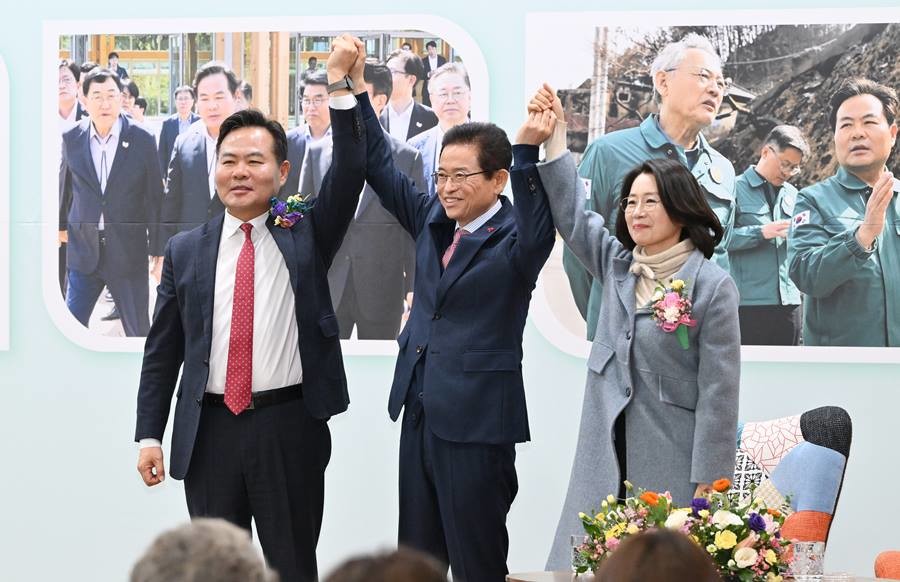 김학홍 경상북도 행정부지사가 30일 도청에서 퇴임식을 갖고, 이철우 도지사와 기념촬영을 하고 있다./이하 경북도