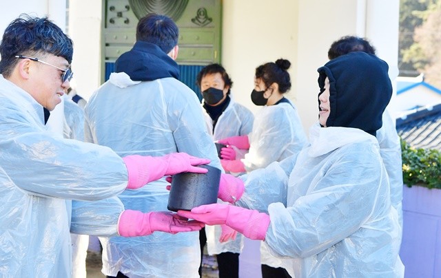 30일 오전 (사)전남지체장애인협회 회원 등 100여 명이 연탄 1200장을 장성읍·황룡면 소재 저소득 가구 5곳에 전달했다./ 장성군 제공