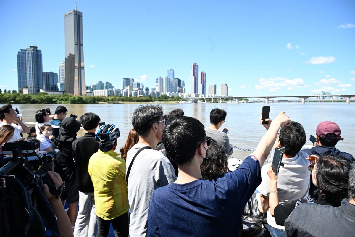 시민들이 한강버스를 이용해 여의도로 향하고 있다. / 서울시 제공, 뉴스1