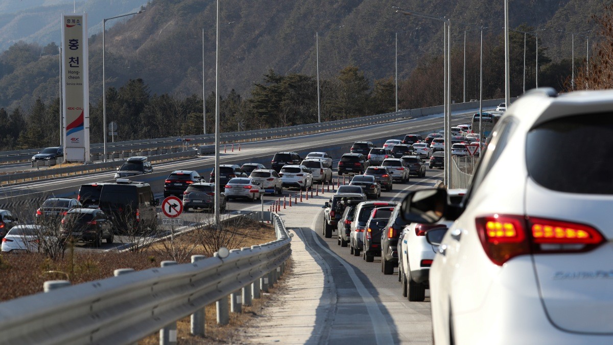 강원 홍천군 서울양양고속도로 홍천휴게소 서울방향이 해맞이를 마치고 귀경하는 시민들의 차량들로 붐비고 있다. / 뉴스1