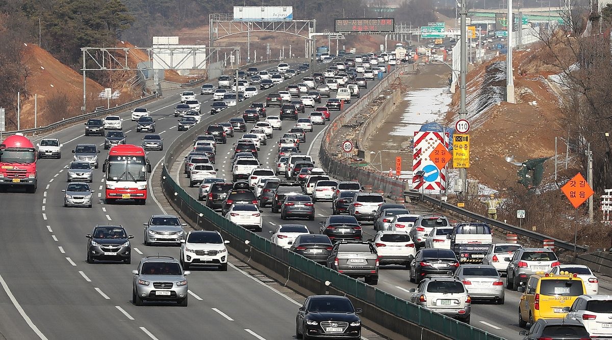 해돋이를 본 후 고속도로를 이용하는 차량들로 붐비고 있다. 기사의 이해를 돕기 위한 사진 / 뉴스1
