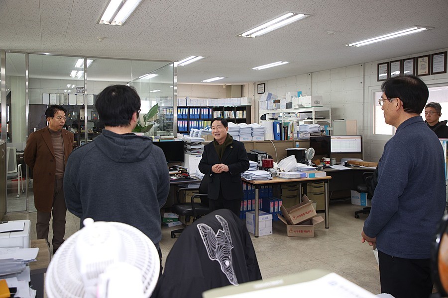 티앤아이 직원들과 대화를 나누고 있는 주광덕 시장