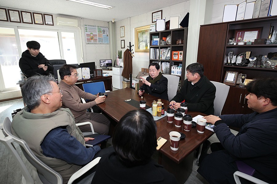 관내 기업의 애로사항을 청취 중인 주광덕 시장