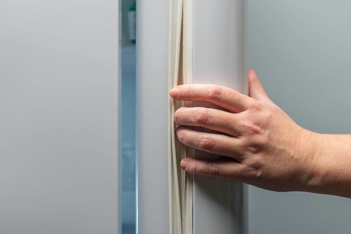 헐거워진 냉장고 고무패킹 / SOLDATOOFF-Shutterstock.com