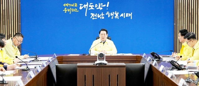 김영록 전라남도지사가 31일 오전 도청 재난종합상황실에서 실국장 및 시·군 부단체장들이 화상으로 참석한 가운데 ‘동절기 안전·취약계층 보호대책 및 조류인플루엔자 대처상황 점검회의’를 주재하고 있다.