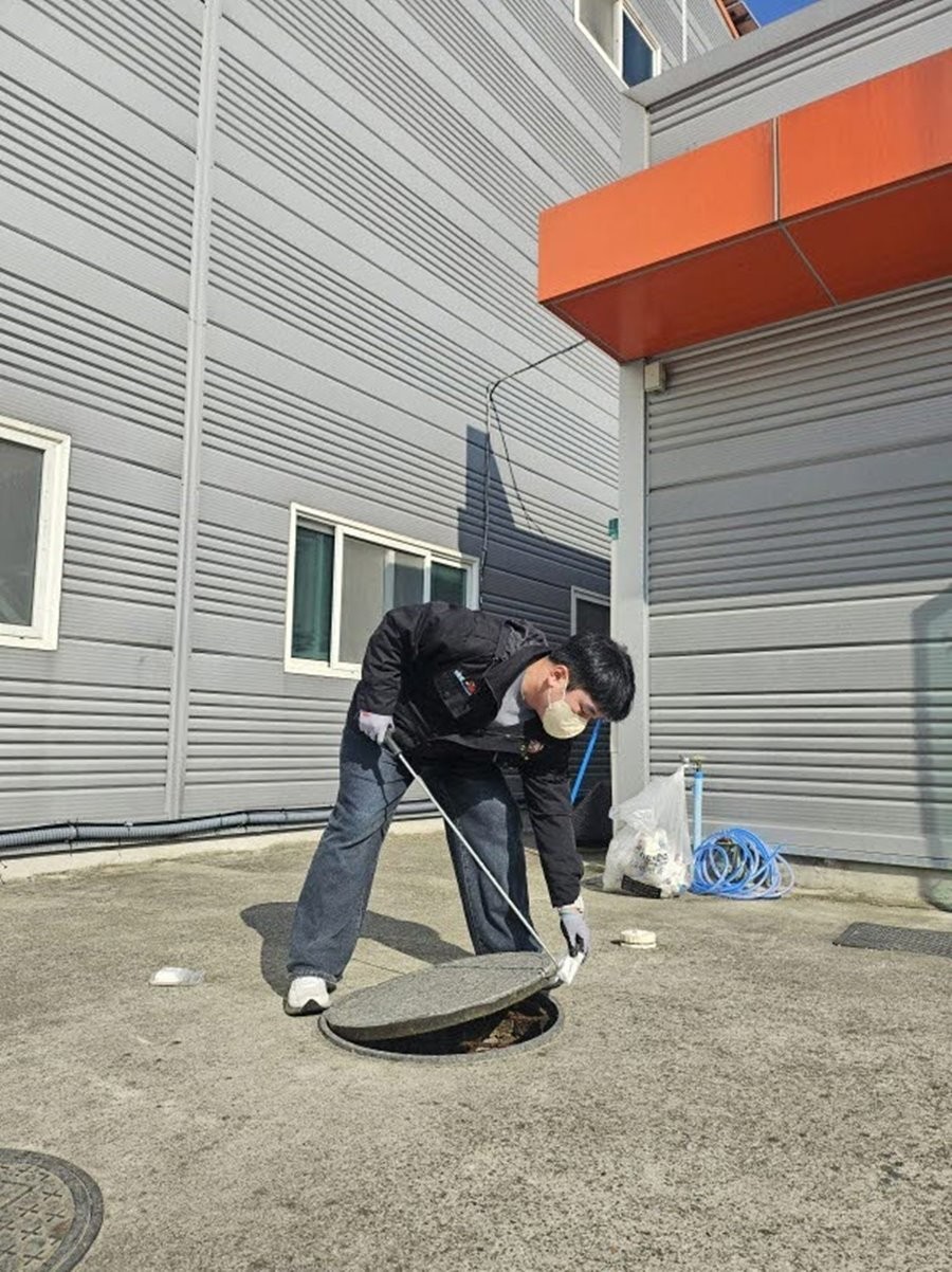 영천시 방역기동반이 월동 모기 유충구제 작업을 진행하고 있다. / 영천시 제공