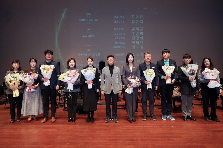 31일 시청 온누리실에서 열린 종무식에서 신상진 성남시장과 시상을 받은 우수 공무원들이 기념촬영을 하고 있다. / 성남시