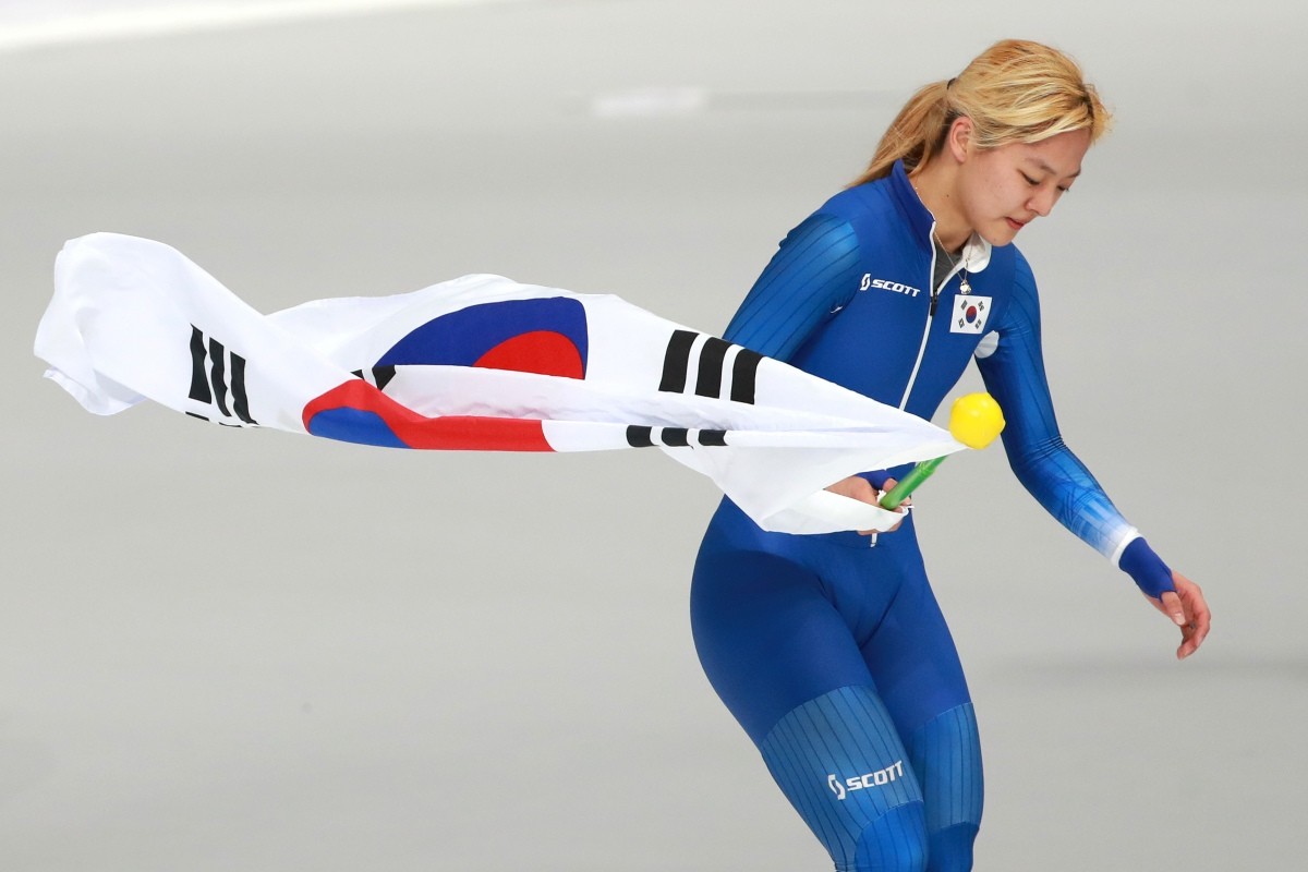 김보름이 2018 평창동계올림픽 스피드 스케이팅 여자 매스스타트 결승 경기에서 은메달을 차지하고 태극기 세리머니를 펼치고 있다. / 뉴스1