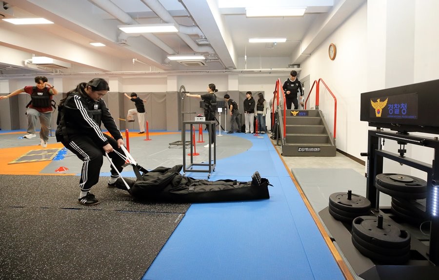 계명대 경찰행정학과 학생들이 무도실습실에서 경찰공무원 체력검사 시험준비를 하고 있다. / 계명대학교 제공