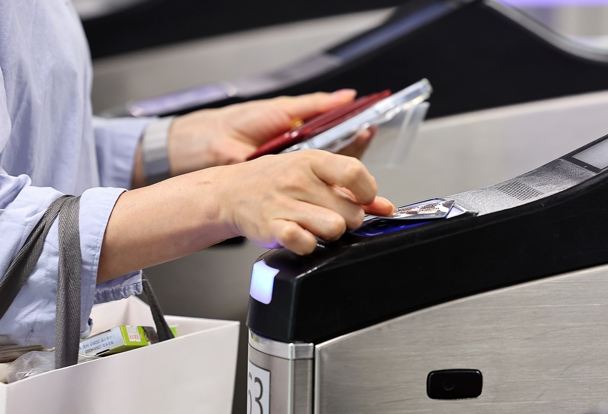 카드로 대중교통을 이용하는 시민 자료 사진 / 뉴스1